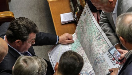 Александр Кузьмук  принес в Верховную Раду карту Украины