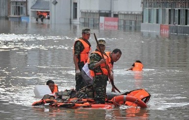 В Китае потоп: эвакуировано уже 33 тысячи человек