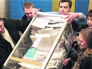 Украинцам запретят входить в кабинку для голосования с телефоном 