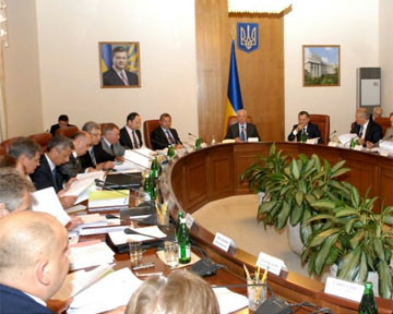 Азаров пообещал, что в Кабмине появятся женщины