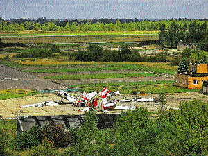 Обломки самолета Качиньского спрятали под брезентом