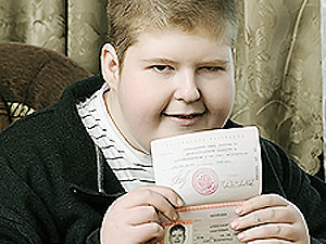 Мальчику-гиганту Саше Пехтелеву из Волгограда вручили паспорт и вызвали в военкомат