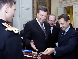 Янукович получил орден Почетного легиона