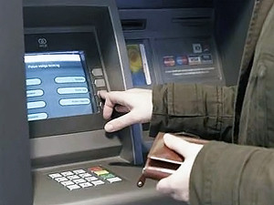 Иностранцы умыкнули из киевского банкомата «большой куш»