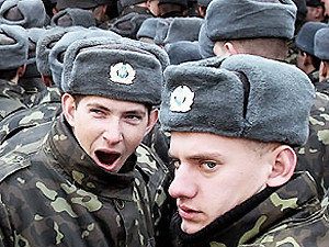 Украинцы считают, что армия отбирает у них драгоценное время на учебу и карьеру