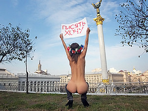 Скандалистки FEMEN сняли с себя уже и трусы