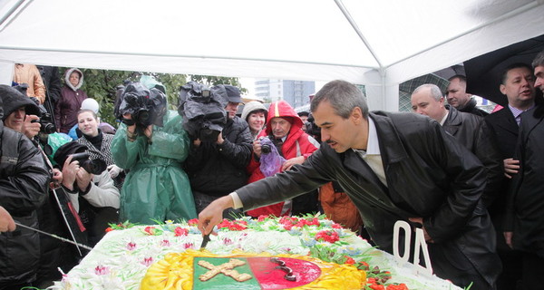 Все газеты Запорожья завалили горожан подарками