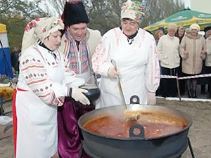 На празднике борща съели 200 литров главного украинского блюда