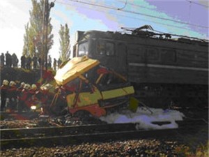 Трагедия под Марганцем: пожилой водитель отправил автобус набитый людьми под колеса локомотива