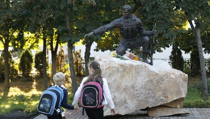 В Киеве появился безымянный памятник