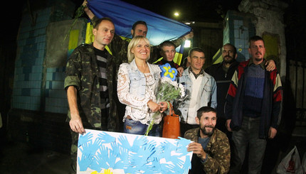 Освобожденных бойцов в Днепропетровске встретили цветами и овацией