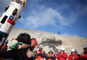 Из подземной западни вытащили последнего чилийского шахтера 