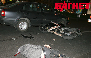 В Киеве мотоциклист упал прямиком под колеса КАМаза