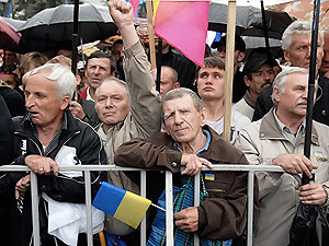 Толпы пенсионеров и студентов оглушили Раду грохотом барабанов и цинковых ведер
