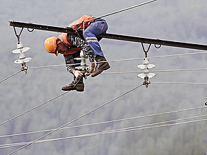 В Николаевской области мужчину пять часов никто не хотел снимать с высоковольтных проводов
