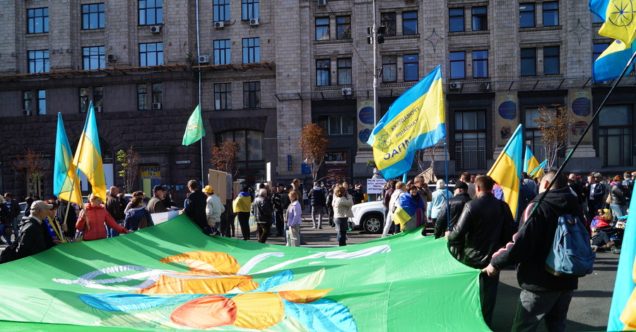 Митингующие харьковчане перекрыли Крещитик
