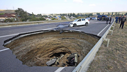 В яму на шоссе у Симферополя провалился автомобиль с детьми.