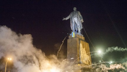 Как в Харькове Ленин падал