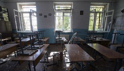 В Донецке обстреляли школу и автобус