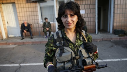 На востоке Украины друг с другом воюют даже женщины.