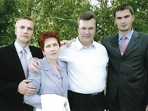 Сыновьям Януковича выставили счет на 1,5 миллиона гривен