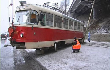 В Одессе трамвай из-за отказа тормозов врезался в маршрутку
