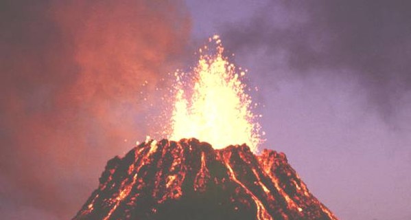 На Камчатке «ожил» вулкан: он выбрасывает пепел на десять километров в высоту 