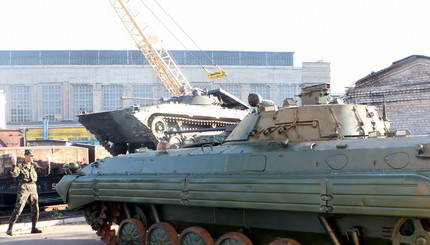 В Днепропетровске восстанавливают бронетехнику для АТО
