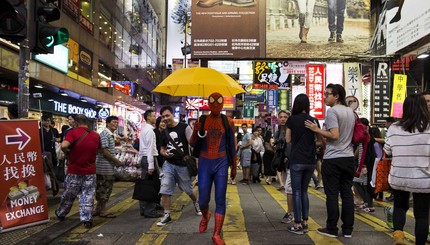 По улицам Гонконга среди протестующих разгуливает Спайдермен