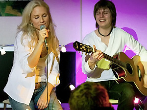 Катя Гордон запиcала песню с наездом на критиков