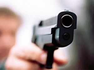 Хвастаясь пистолетом перед девушками, милиционер убил студента