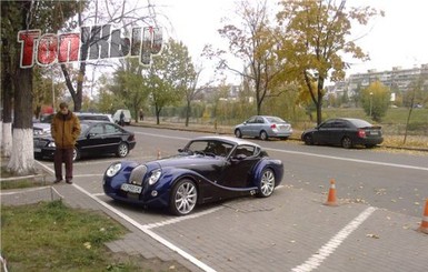 В Киеве засекли «старинный» британский суперкар, сделанный вручную 