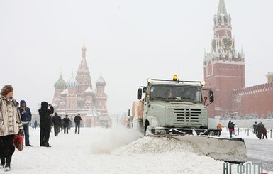 Москву засыпает снегом 
