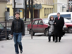 Аваков пришел на выборы пешком - с женой и сыном