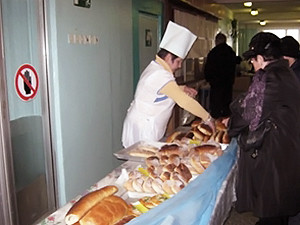В буфетах на избирательных участках ажиотаж: людей заманивают полусырыми пирожками и булочками