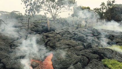 На Гаваях раскаленная лава из вулкана приближается к населенным пунктам