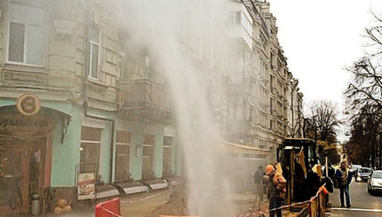 Возле киевской кондитерской лопнула труба с горячей водой
