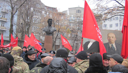 Коммунисты попытались провести митинг возле Вечного огня в Харькове
