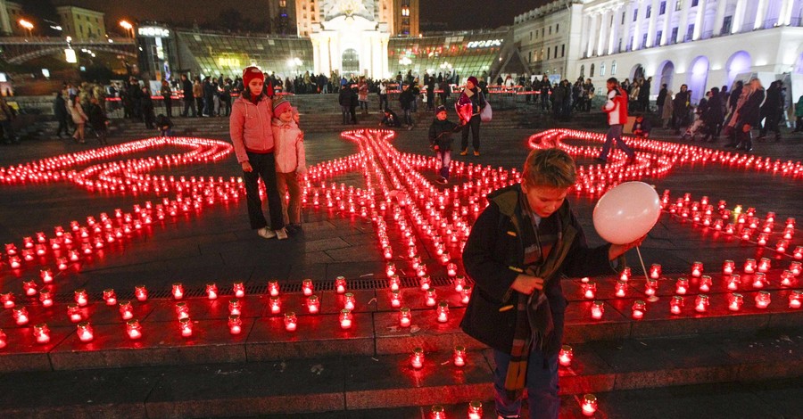Сразу в нескольких городах Украины зажгли герб из свечей