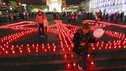 Сразу в нескольких городах Украины зажгли герб из свечей