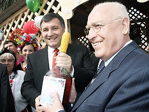В Харькове Черномырдин открывал консульство и гулял на ярмарке