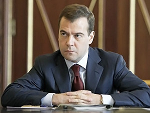 Медведев поручил вести прямую трансляцию с похорон Черномырдина