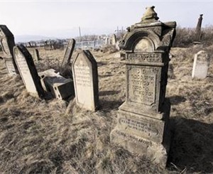 В Ровенской области проигравший кандидат на должность сельского головы устроил погром на кладбище