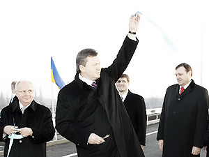 Виктор Янукович открыл дорогу вокруг Луганска