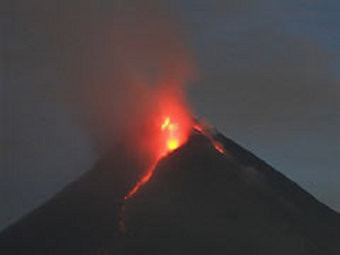 Вулкан в Индонезии выгнал из своих домов уже 90 тысяч людей