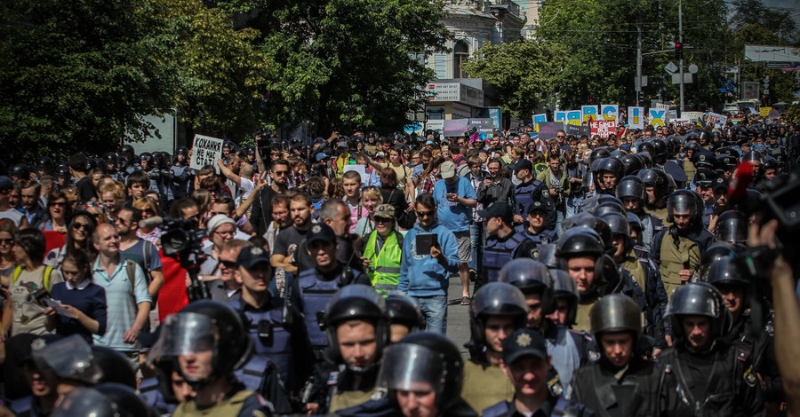 Как вела себя полиция на ЛГБТ-параде