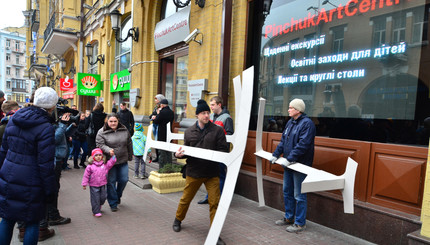 В Киеве появился картонный фонтан для вандалов