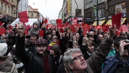 Тысячи демонстрантов вышли на улицы Праги 