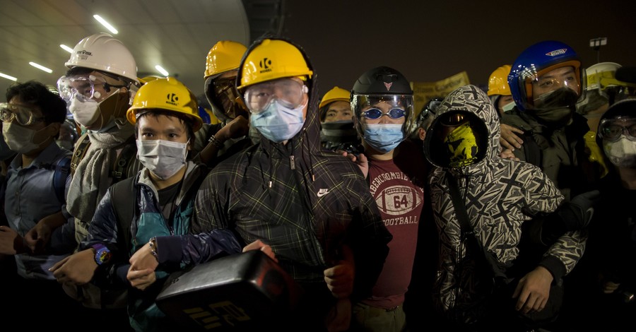 Протестующие в Гонконге попыталась прорваться в законодательное собрание города 