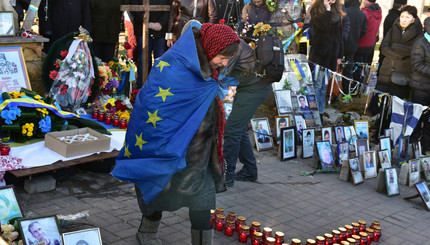 Первая годовщина Евромайдана: Тимошенко и Порошенко принесли свечи 